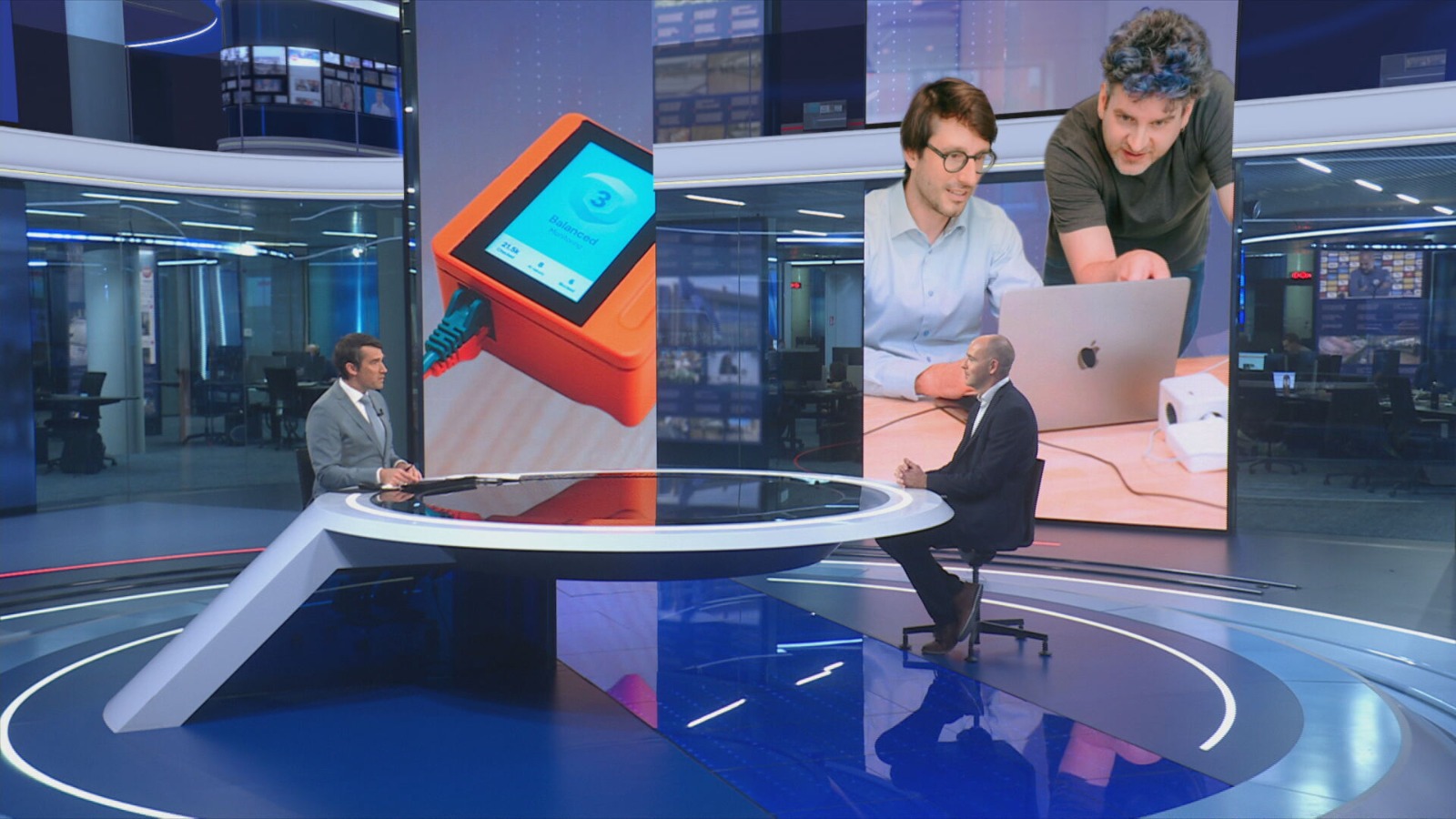 Studio van VTM NIEUWS met het nieuwsanker aan de desk en Mathieu Verschraege als gast